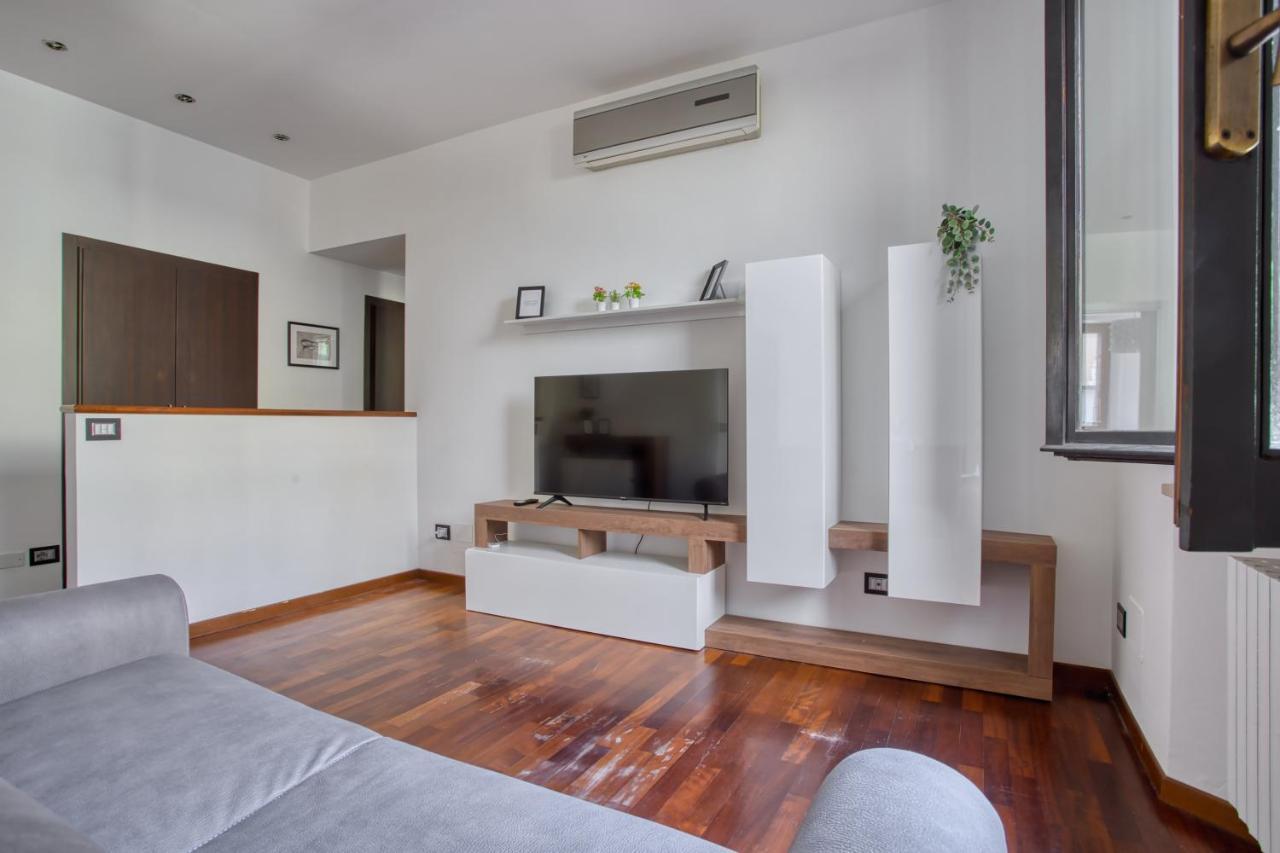 Joivy Tasteful Flat With Balcony Appartamento Milano